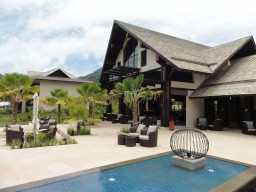 Empfangshalle des H Hotel - Blick auf die komfortabel eingerichtete Empfangshalle des H Resort Beau Vallon Beach.